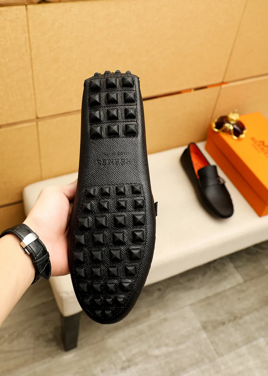 Men's shoes 💰380 💐 Product trademark: HERMES "Hermès" Doudou shoes Regular size: 38-44 (45.46.47🉑️Customized) Product materials: Selected imported first-layer cross-grain cowhide leather upper + luxury hardware buckle, imported pig leather lining. Strong three-dimensional visual effect, original outsole color: 1⃣️color optional